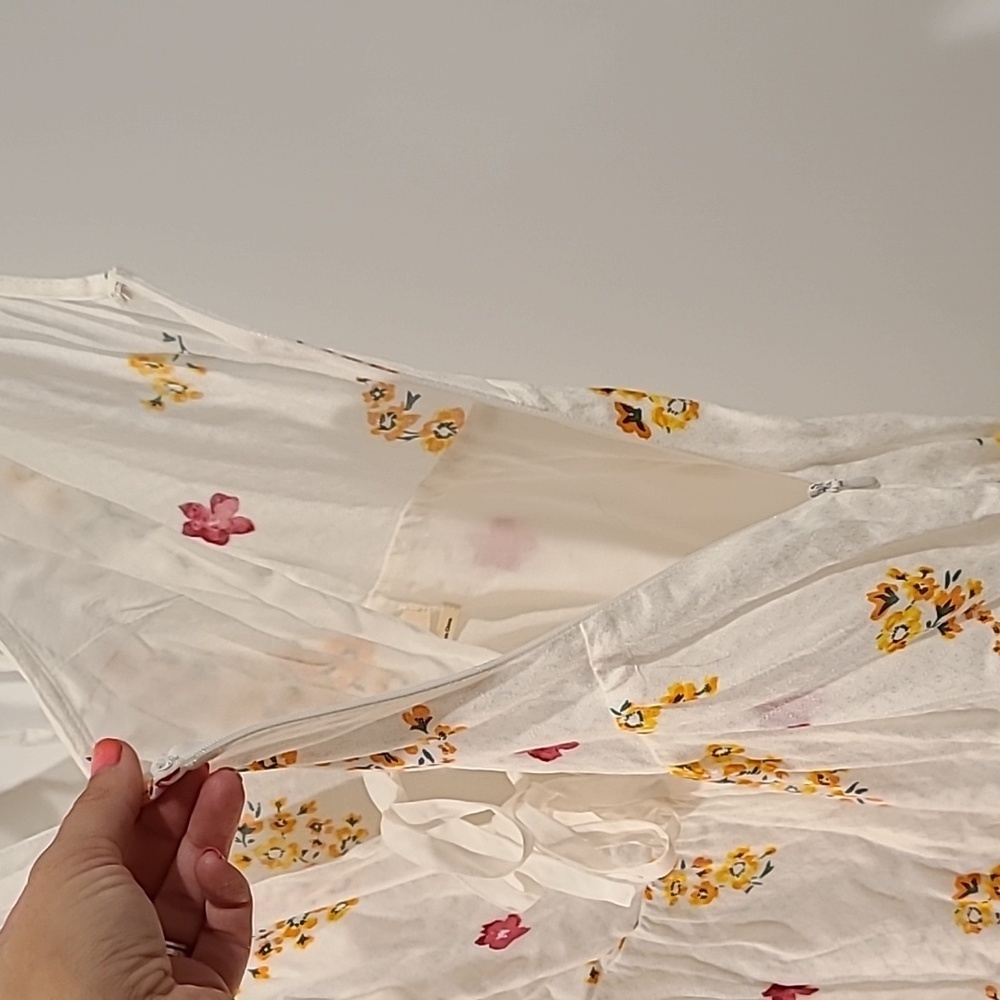 Urban Outfitters Floral Romper​ - Picture 7 of 9